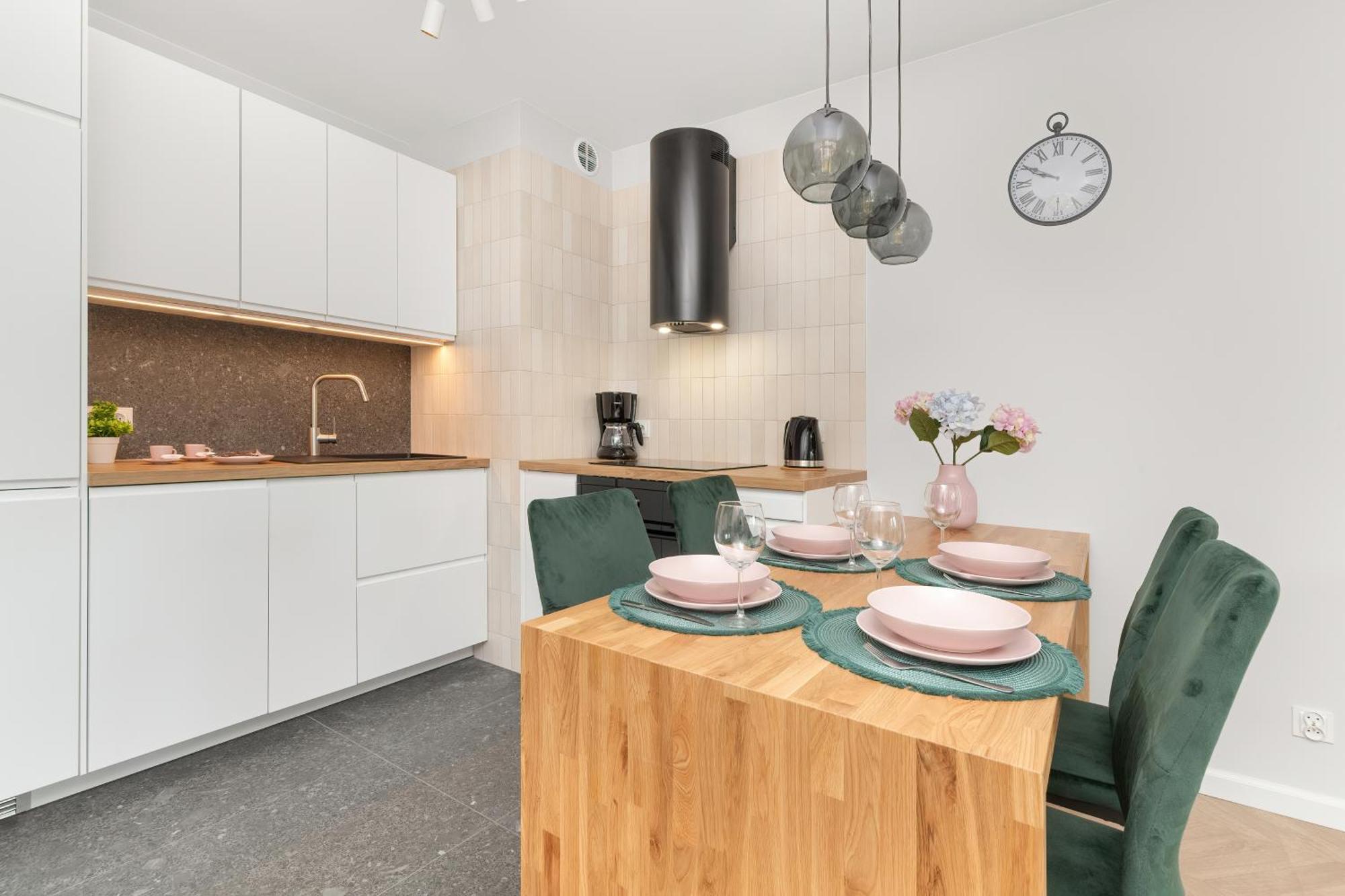 Latarnikow Estate With Balcony & Parking By Renters Apartment