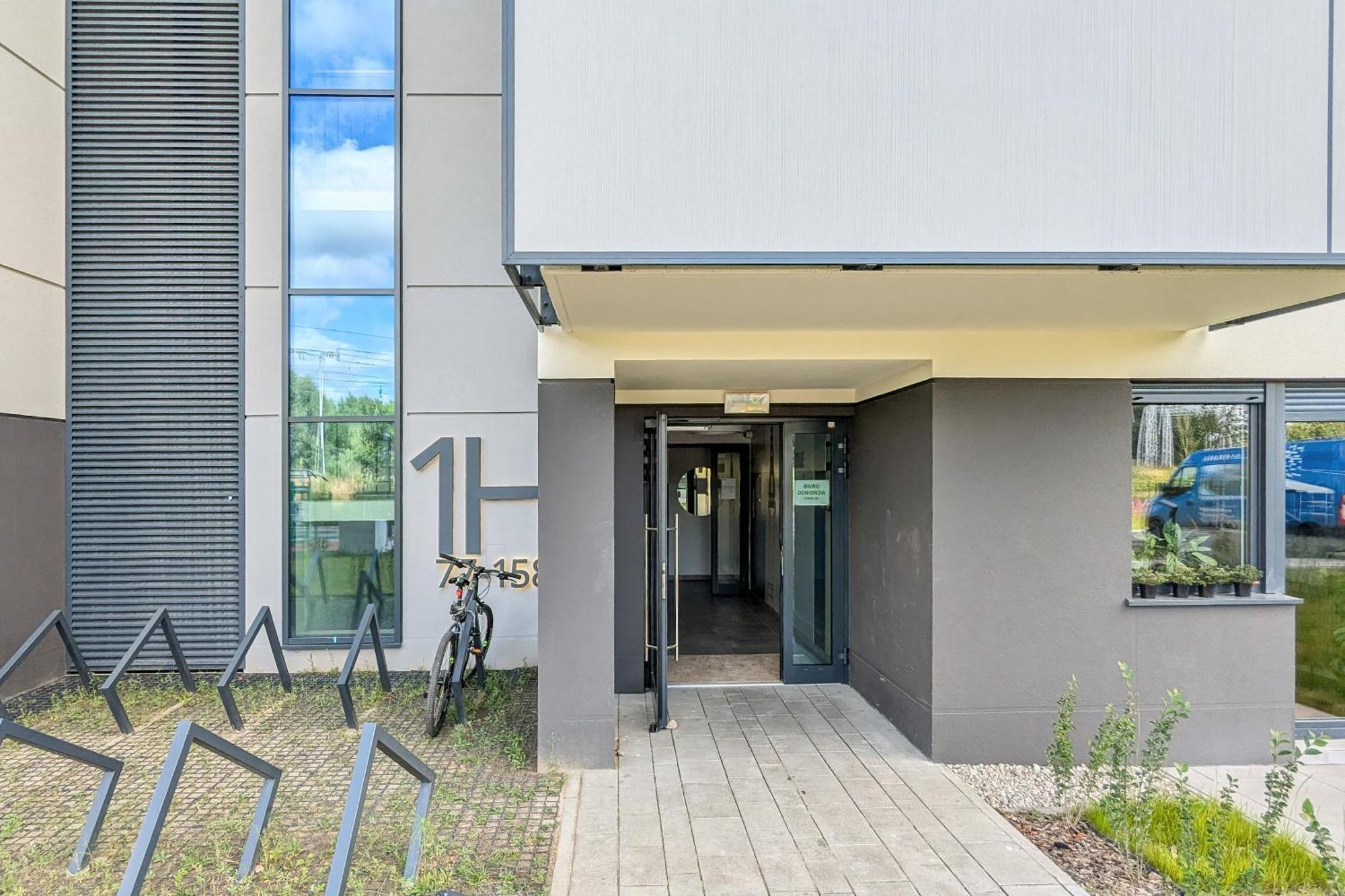 Apartment Latarnikow Estate With Balcony & Parking By Renters