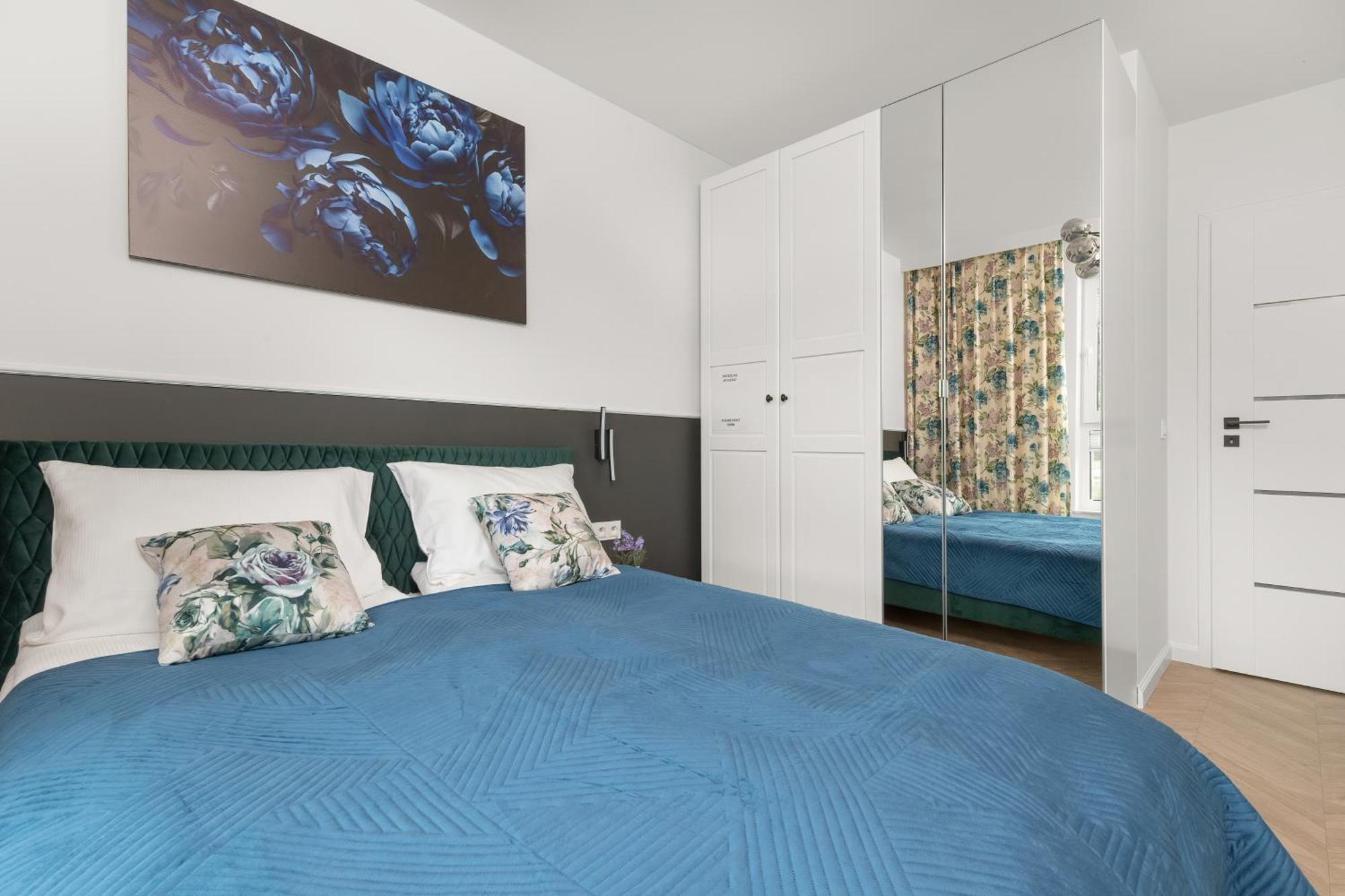 Latarnikow Estate With Balcony & Parking By Renters Apartment