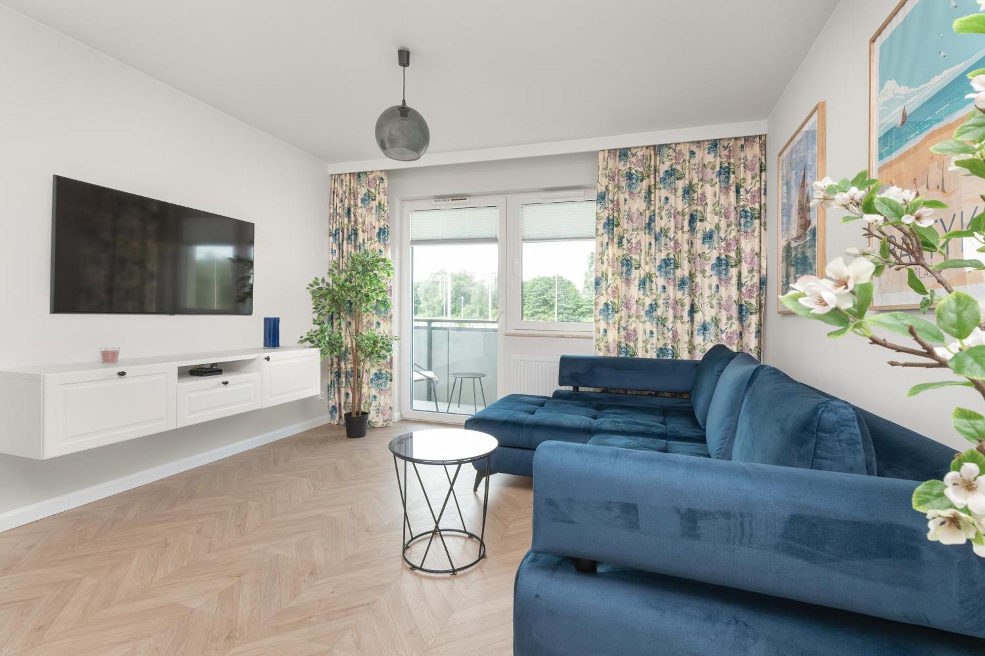 Apartment Latarnikow Estate With Balcony & Parking By Renters